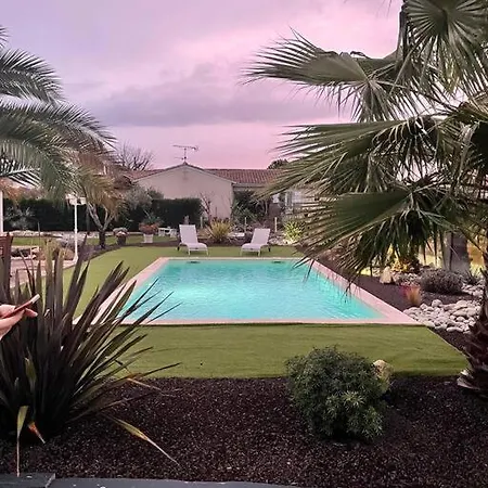 Holiday home Charmante Maison Entre Chateaux Et Ocean